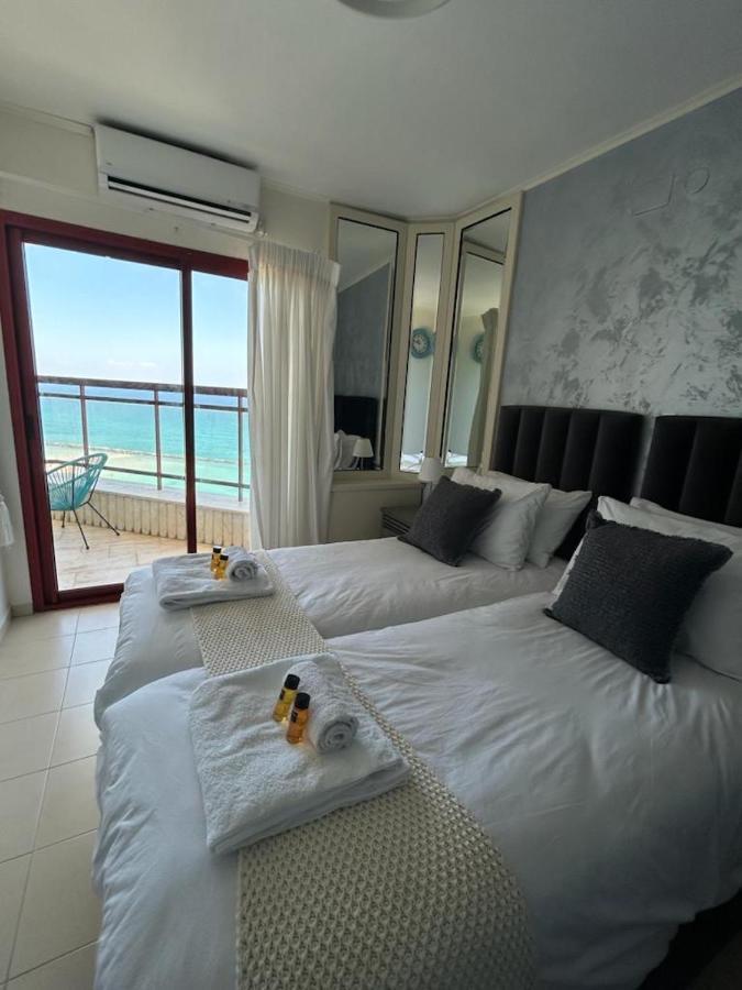 Sea-Front Apartment Netanya Esterno foto